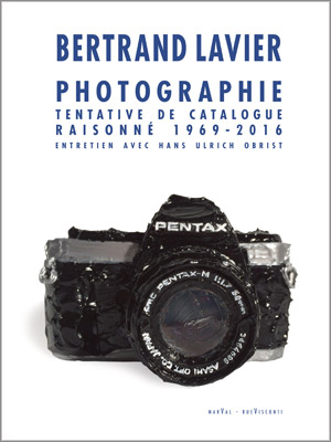 couverture du catalogue raisonné des photographies de Bertand Lavier aux Éditions Marval